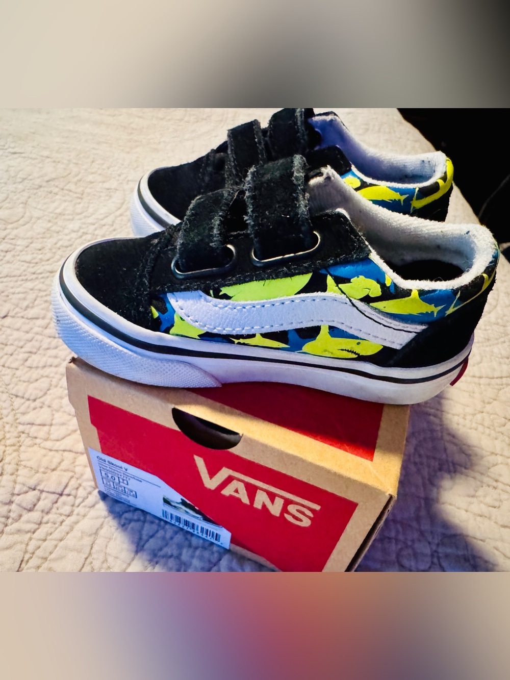 Vans Toddler Old SkoVans Toddler Old Skool V ‘Glow Sharks’ Sneakers Kid’s Size 5 - Picture 3 of 5
